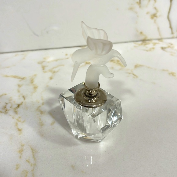 VINTAGE CELLINI COLLECTION 3 FROSTED &. CRYSTAL PERFUME BOTTLES & VANITY MIRROR - Picture 8 of 10